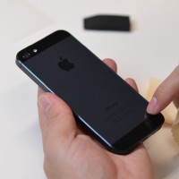 iPhone 5用の耐傷性保護フィルム「Clear-coat Screen Protector ＆ Cover for iPhone5」