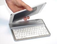 アップルのタブレット端末「iPad mini」用の保護ケース、スタンドとしても使える「iPad mini 用 ワイヤレス モバイラーズ キーボード」