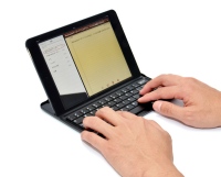 アップルのタブレット端末「iPad mini」用の保護ケース、スタンドとしても使える「iPad mini 用 ワイヤレス モバイラーズ キーボード」