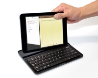 アップルのタブレット端末「iPad mini」用の保護ケース、スタンドとしても使える「iPad mini 用 ワイヤレス モバイラーズ キーボード」