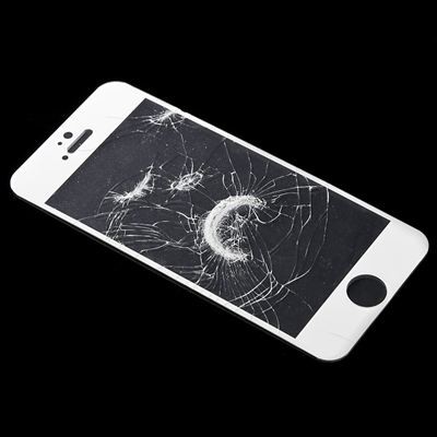 ナイフでもキズが付かないという強化ガラスを採用したiPhone 5用保護フィルム「iPhone5液晶保護フィルム（強化ガラス仕様・気泡ゼロ・8H） 200－LCD010シリーズ」