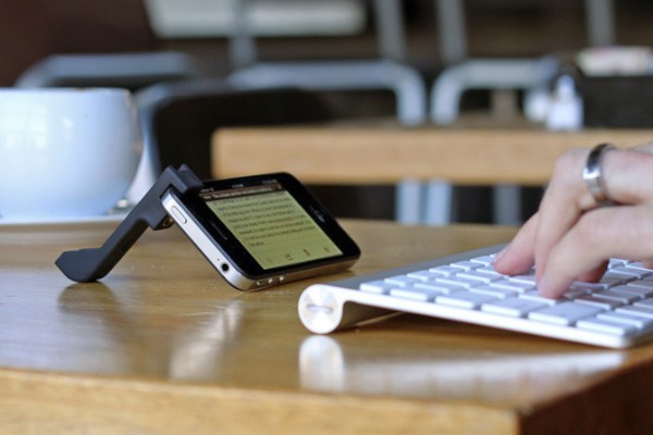 iPhone 5を三脚に固定するためのマウント器具「Glif（グリフ） for iPhone5」