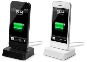 iPhone 5用を縦置き状態で充電できる「iPhone5 用 3マルチ 充電スタンド」