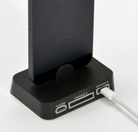 iPhone 5用を縦置き状態で充電できる「iPhone5 用 3マルチ 充電スタンド」