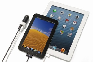 ドライブ中にiPadやスマホを2台同時充電「USBカーチャージャー」