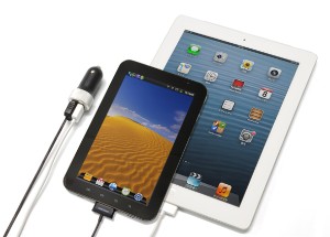 自動車のシガーソケットに接続して、USB機器を充電できる「USBカーチャージャー ハイパワー」。パソコンのUSBポートからでは充電できないiPadやGalaxyTabなのタブレット端末も充電できる。