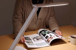 サンワサプライ、iPhoneハンズフリー通話ができる多機能LEDデスクライト「800－LED003」