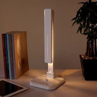 サンワサプライの多機能デスクライト「自然光LEDデスクライト 800－LED003シリーズ」。スピーカーとマイクを内蔵し、Bluetoothでスマートフォンのハンズフリー通話や音楽再生ができる。