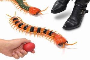 閲覧注意！リアルなクネクネ感まで再現したムカデ型ラジコン「百ラジ！ USB 赤外線 RC」