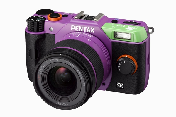 デジタル一眼「PENTAX Q10」とエヴァンゲリオンのコラボモデルが登場