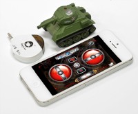 iPhone/iPadで操縦できる手のひらサイズの戦車型ラジコン「ラジ・コンバット USB 戦車RC for iPad/iPhone」