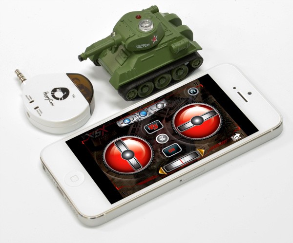 iPhone/iPadで操縦できる手のひらサイズの戦車型ラジコン「ラジ・コンバット USB 戦車RC for iPad/iPhone」