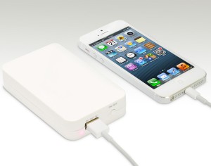 日本トラストテクノロジー（JTT）は5日、乾電池でスマートフォンなどを充電できるUSB電池パック「MyCharger USB Pro」を発売した。
