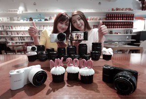 サムスン電子、3.7型フルタッチ液晶搭載ミラーレス一眼カメラ「NX2000」を発売