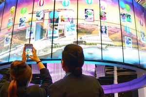 LGエレ、シンガポール空港に47型サイネージ×64台の「ソーシャルツリー」を設置