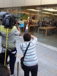 アップルストア銀座で最新iPhoneを手に入れた男性（2013年9月20日）