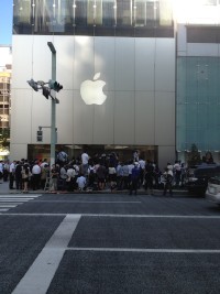 ごった返すアップルストア銀座（2013年9月20日）