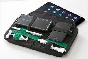 サンワサプライ、小型アクセサリ類をすっきり収納できるタブレット用インナーケース