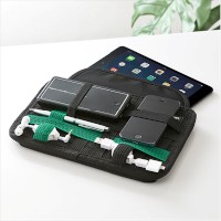 小型アクセサリ類などをゴムバンドで固定して収納できるサンワサプライのタブレット用インナーケース