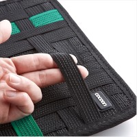 小型アクセサリ類などをゴムバンドで固定して収納できるサンワサプライのタブレット用インナーケース