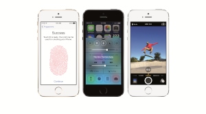 アップルは自動車をiPhoneと連携させ、安全、快適に使うためのシステム「CarPlay」を発表した。写真はiPhone 5S。