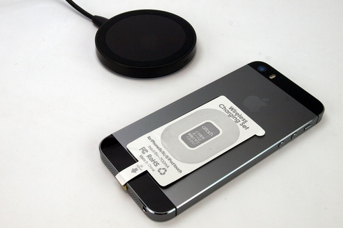 スペックコンピュータ、iPhoneをワイヤレス充電できるシート＆チャージボード