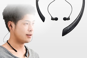 動いても外れにくい、首かけスタイルのカナル型Bluetoothイヤホン