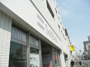ソフトバンクモバイルは、月額390円で電話番号・メールアドレスを最長5年間保管できる「電話番号・メールアドレスお預かりサービス」を5月15日から提供開始する。写真は都内のソフトバンクショップ。