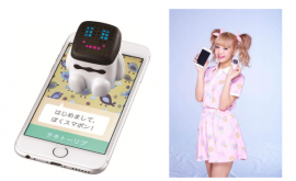 スマホの上に乗った「Smapon（スマポン）」とCMキャラクター藤田ニコルさん（タカラトミー発表資料より）