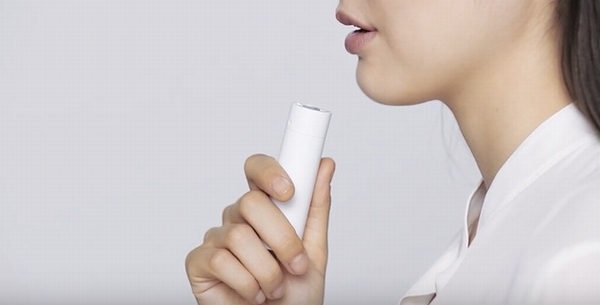 ソニーが発売するパーソナルアロマディフューザー「AROMASTIC」（写真：製品の紹介映像より）
