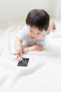 多くの子どもが2歳までにスマホを使い始めている