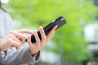 スマホ広告、閉じる人・読む人それぞれ約3割　マイボイスコムが調査