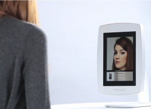 日本初！iPadを覗くだけでメイク後の自分が映る魔法の鏡「ModiFace Mirror」がコスメブランドや百貨店向けに登場！
