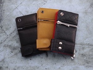 “革ジャンの侍”ISAMU KATAYAMA BACKLASHとのコラボスマホケース発売！内側まで革・ジッパーもこだわりのライダースデザイン