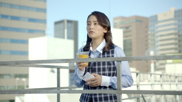 岡田結実さん出演のHOME’S新CM「おウチ見つかる、ホームズくん。『綱渡り』篇」、1/4～オンエア