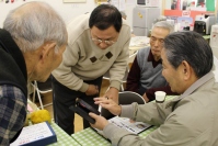 シニアがSNSを活用し、料理教室で腕をふるう！趣味と健康増進のためのスマホ・SNS講習を開始