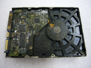 火災で損傷したパソコン、HDDのデータ復旧をお手伝い。豊富な復旧実績と取り扱いのヒントを公開