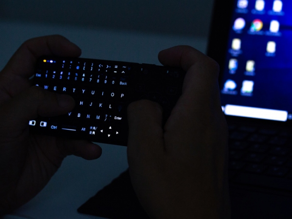 【上海問屋限定販売】  大人気のタッチパッドミニキーボードが日本語配列に ウルトラコンパクトワイヤレスキーボード　販売開始