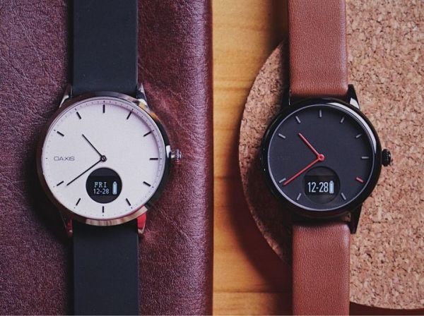 睡眠モニタリングなどスマート機能満載のスマートウォッチ「タイムピース(Timepiece)」が、アナログ時計のデザインで登場！1回のフル充電で1ヶ月連続使用可能