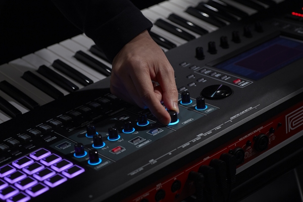 音楽制作からライブ演奏までストレスなくシームレスに作業できるプロ用シンセサイザーを発売