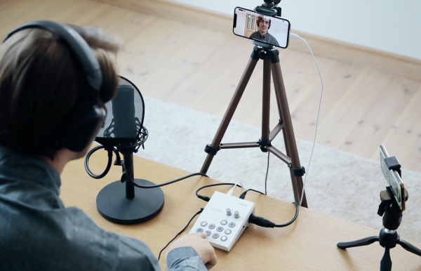 スマートフォンを使ったライブ配信でテレビ番組のような演出を実現できるツールを発売