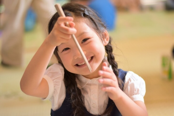 ちっちゃな幸せつまむ箸、彫刻ギフト専門店HUGLOT（ハグロット）が7月15日～クラウドファンディング『彫刻お箸で全国の子どもを笑顔にしたい！』活動を開始します