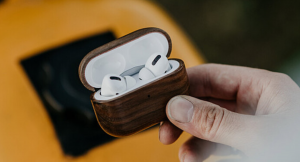 【品薄につき再入荷！】木製の手触りが魅力 OAKYWOOD WALNUT AirPods Pro Case【ワイヤレス充電対応／ストラップホール付／手作り】