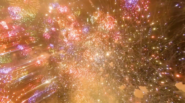 仰天！レーシングドローンによるデジタル映像伝達で観る花火大会三陸花火大会で空撮チーム「JAPRADAR」が高画質マルチアングルライブ中継配信を実施