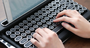 いにしえのタイプライターが現代によみがえる、ワイヤレスキーボード「PENNA KEYBOARD」を12月1日より代官山蔦屋書店にて販売開始