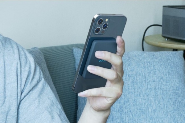 ピタッとくっつくコードレス充電”OISLE MagSafeワイヤレスiPhone充電器”の取り扱いを開始致しました。