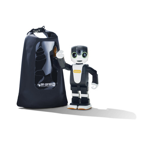 どこでも一緒が叶う！シャープのモバイル型ロボット専用防水ポーチ「ロボホンのレインコート」をクラウドファンディングで支援募集中！
