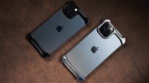 ほぼ裸でiPhone14/13シリーズを持ち歩く！新発想耐衝撃スマホプロテクターArc PulseがMakuakeで目標3972％達成！