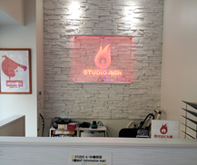 エヌ・ティ・ティ・メディアサプライが提供、充電機能付きWi-Fiレンタルサービス「OKiRACOON」、大阪・梅田のダンススタジオ「スタジオアッシュ梅田」に設置